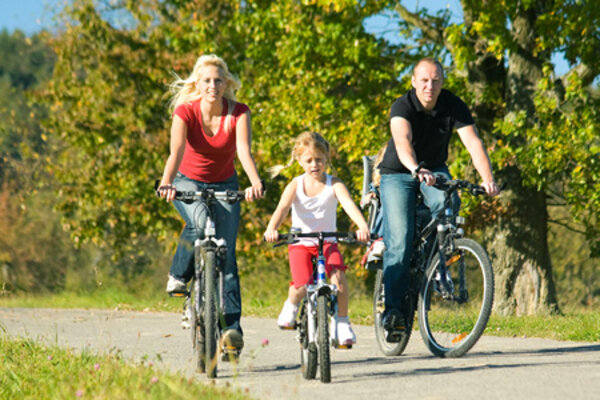 Frau , Mann und Kind fahren Fahrrad